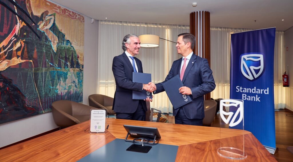 assinatura de parceria entre TRANQUILIDADE e Standard Bank Angola